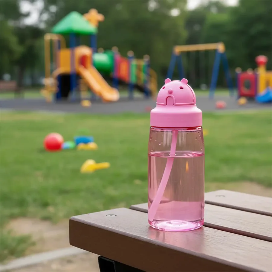 Laken 0.45L Tritan Bottle with Oby Cap Çocuk Matarası kullanımda