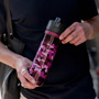 Aladdin 0.8L Active Hydration Tracker Bottle - Ölçekli Matara - Burgundy Camo Print için detaylar